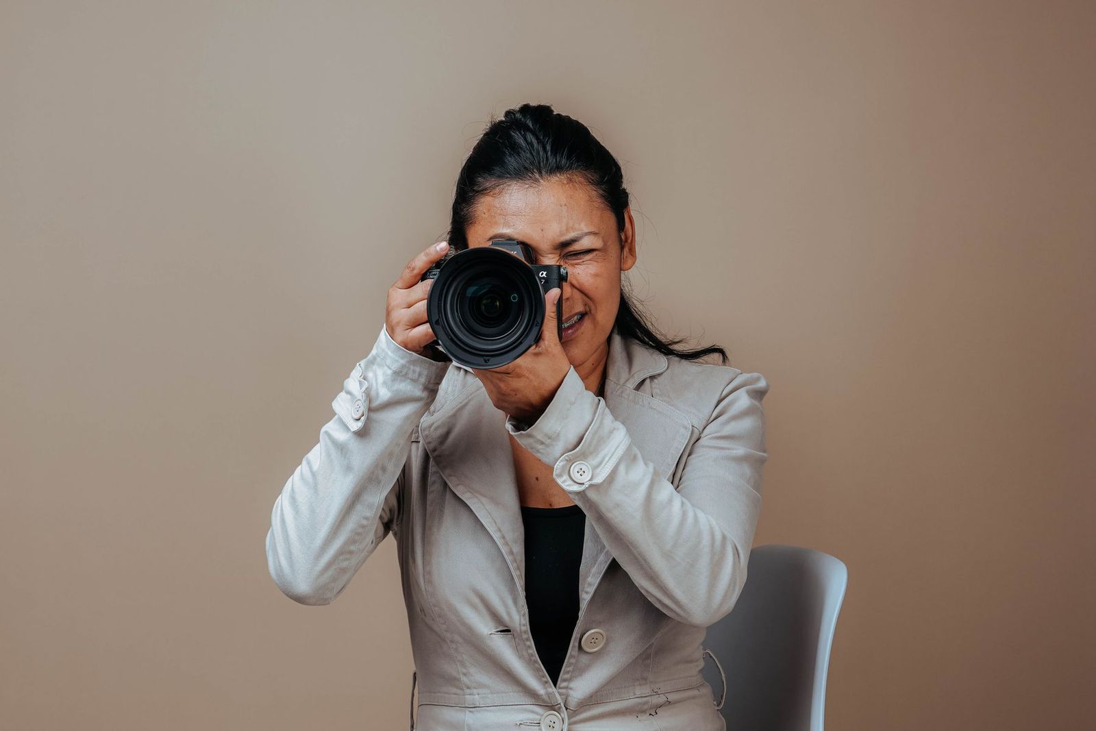 Fotografin richtet im Studio die Kamera aus