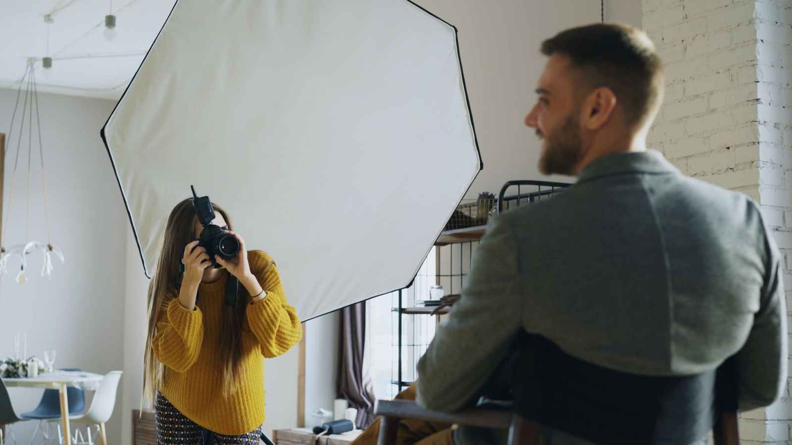 Fotograf macht im Studio ein Porträt mit Softbox-Licht
