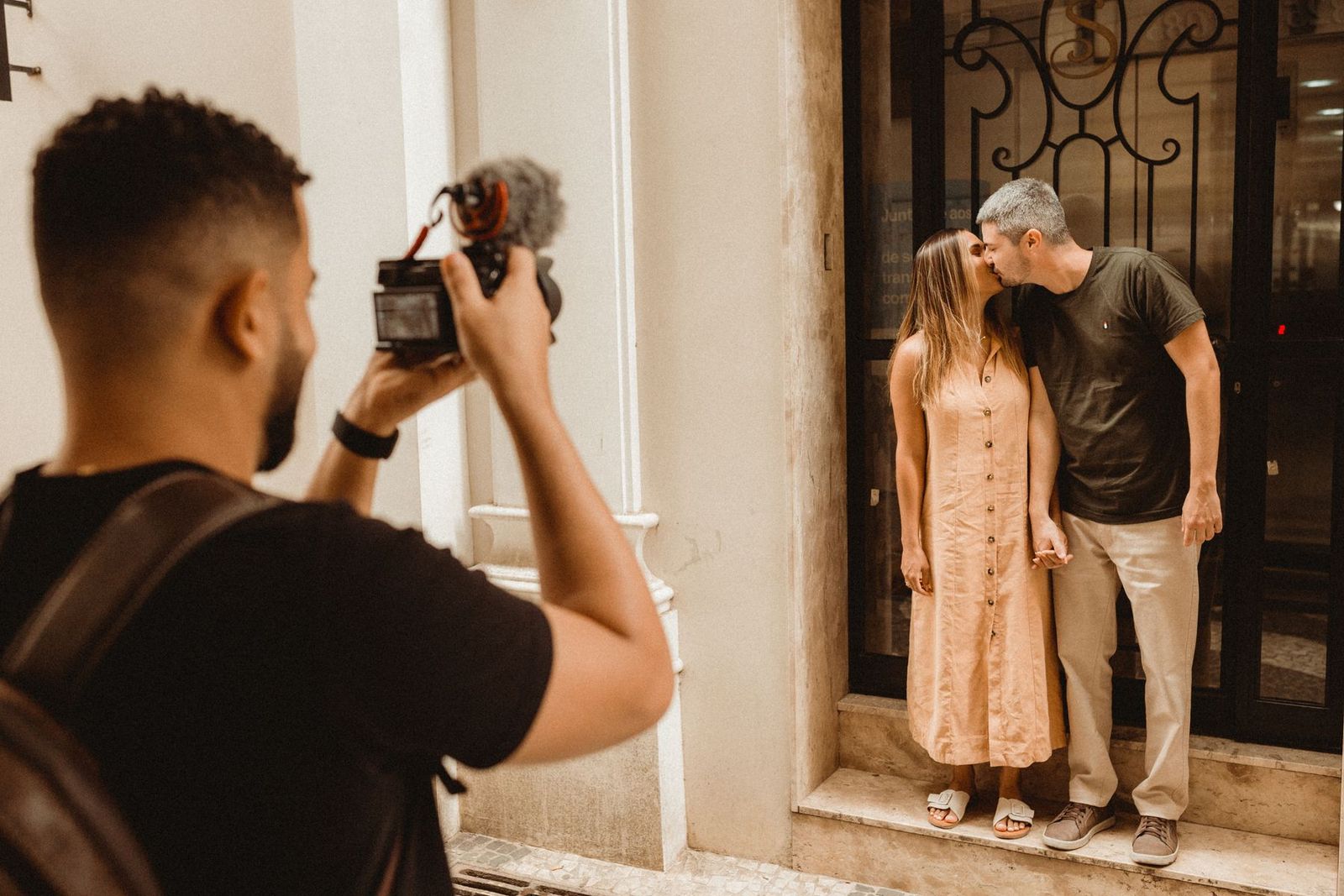 Paar küsst sich bei einem Fotoshooting im Freien